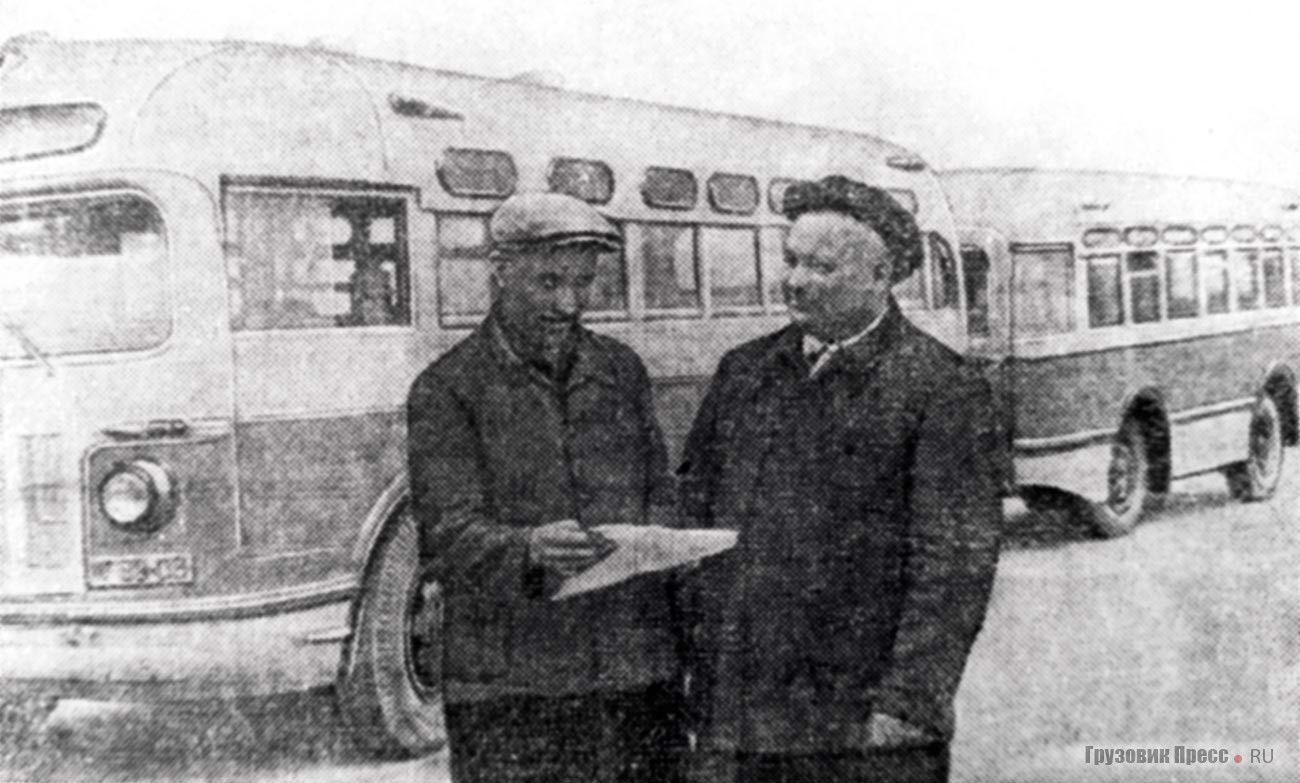 Автобус ЗИС-155 с прицепом после очередных испытаний. На переднем плане шоферы С. Коршиков (слева) и Ф. Матвеев (фото В. Рогова, журнал «Автомобильный транспорт»)