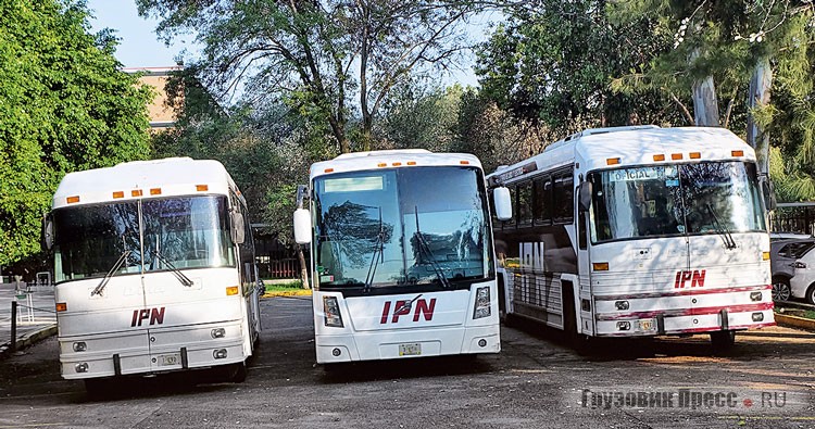 Собственный парк автобусов на территории университета в Мехико: новый Volvo 7350 в окружениии двух DINA Dorado