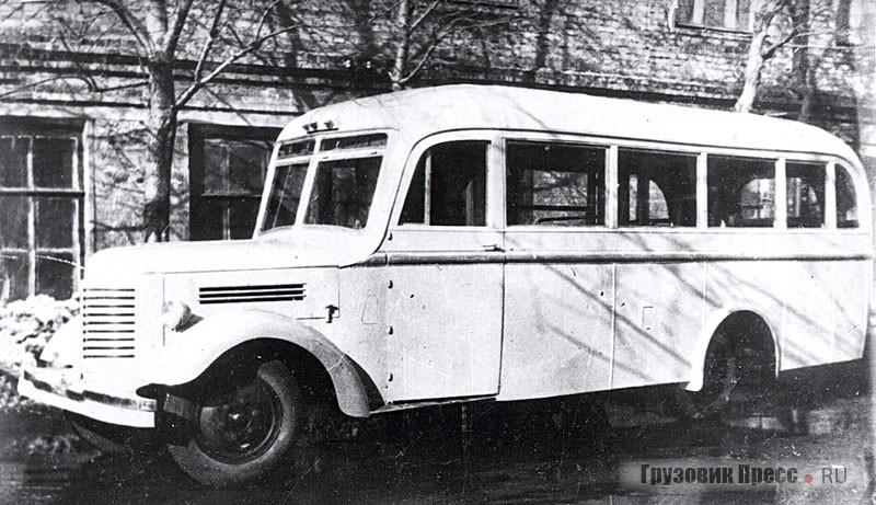 В 1947 году на «Аремкузе» выпустили 14 штук автобусов на шасси ЗИС-8, после капремонта на АРЗ № 5 с удлинением задней части рамы и усилением рессор. С 1948 года «Аремкуз» под маркой АКЗ-2 (на фото) начал устанавливать кузова на шасси ЗИС-16