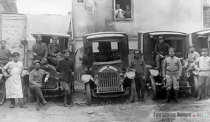 Санитарные автомобили Jeffery 1016 в гараже 4-й санитарно-автомобильной колонны Общества Красного Креста. Трапезунд, октябрь 1917 г.