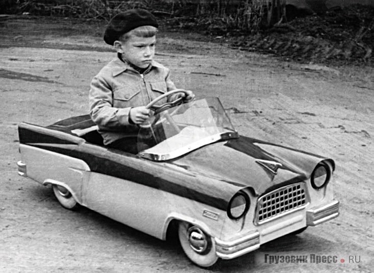 Детский педальный автомобиль 1960-х годов