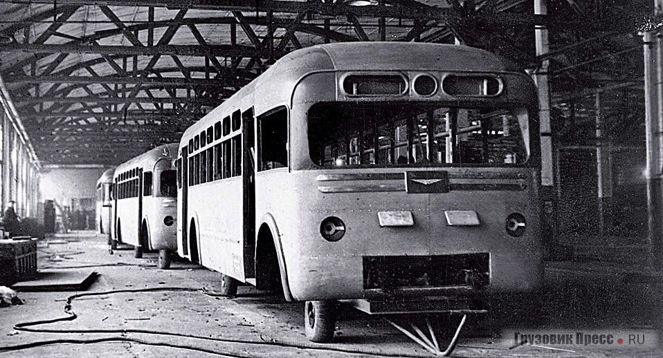 Сборка троллейбусов МТБ-82Д. 1948 г.