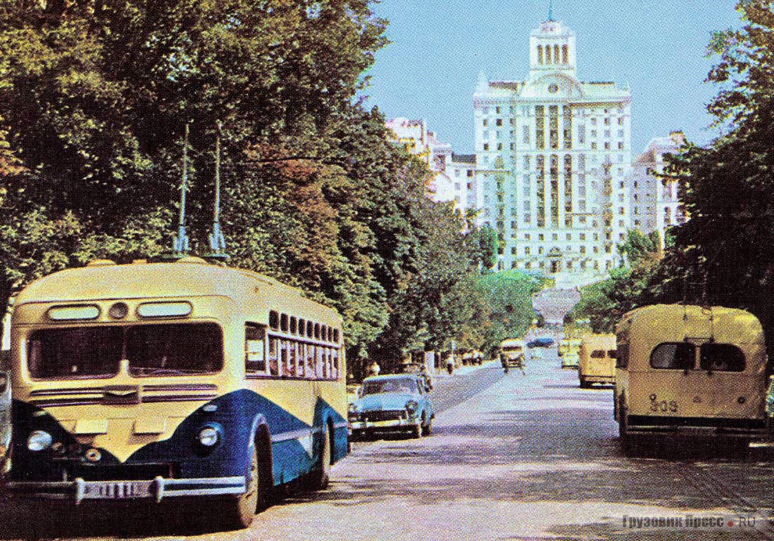 В 1957 г. в дни фестиваля в ряде городов СССР появились МТБ-82 в фестивальной расцветке