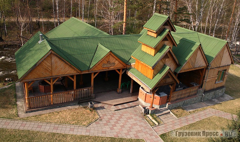 Веранда горного отеля «Улитка» построена из экологически чистых материалов