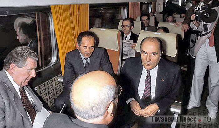 Президент Франции Франсуа Миттеран (справа) и министр транспорта Шарль Фитерман (слева) во время первой поездки на высокосортном поезде TGV Sud-Est (PSE) «Париж – Лион». 1981 г.