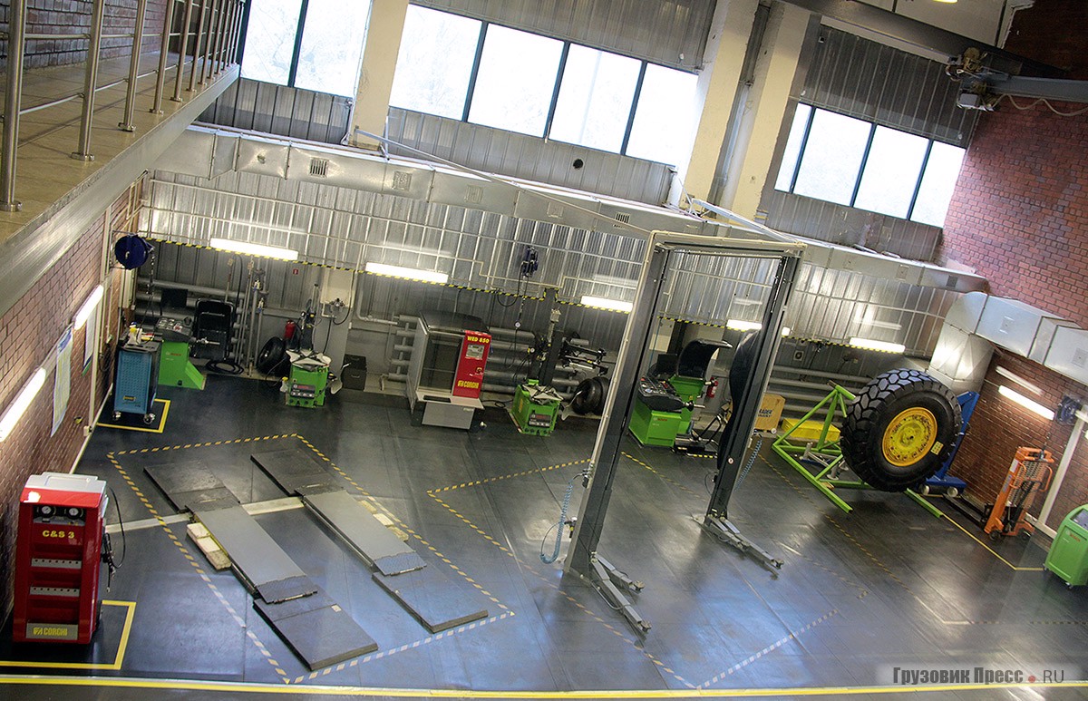Шиномонтажный участок с балансировочным станком современного грузового технического центра
