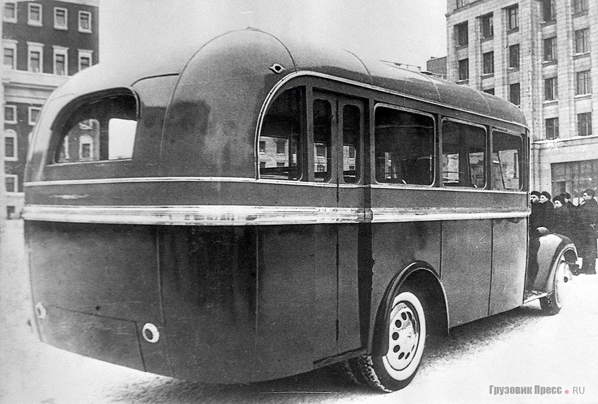 «Демонстрация автобуса АКЗ-1 № 1 на Советской площади. 1947 год