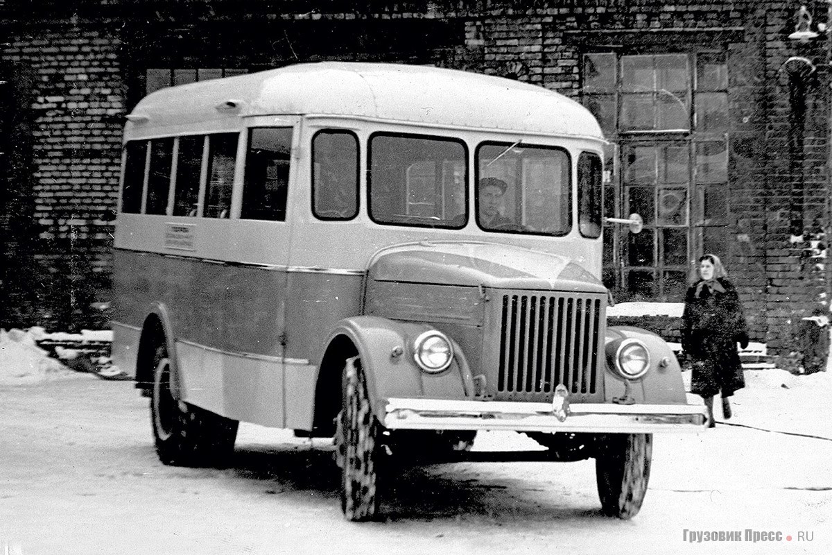 В 1954 г. «АРЕМКУЗ» значительно модернизировал АКЗ-51, превратив его из 16-местного в 22-местный улучшенной конструкции