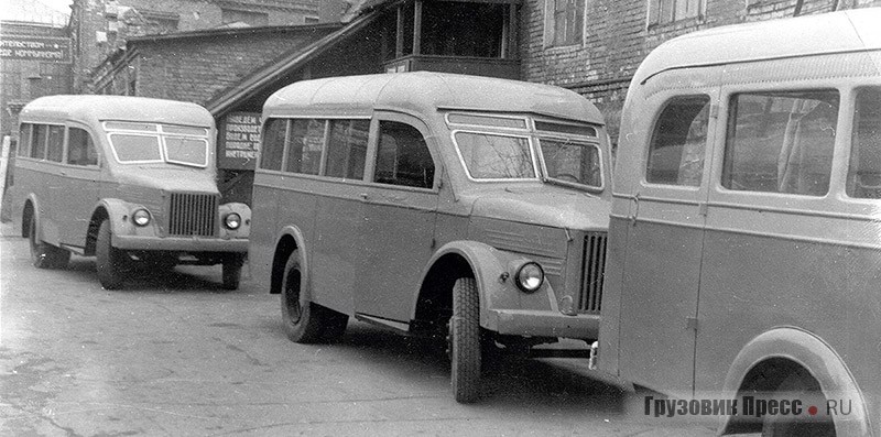 Готовые автобусы АКЗ-51 раннего выпуска на территории завода «АРЕМКУЗ». 1953 год