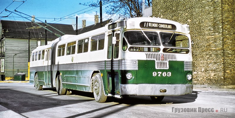 Троллейбус Twin Coach Model 58DWT на улицах Чикаго