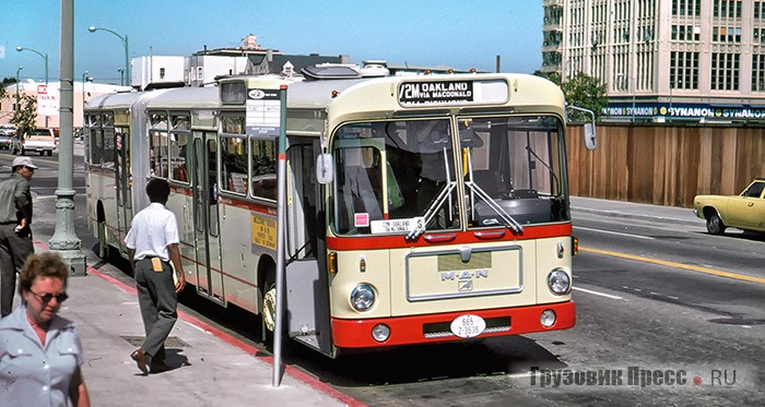 Автобус MAN SG 192 стандартной серии предоставлен для испытаний на территории США. По требованию федеральных правил США 49 CFR § 585 и 49 CFR § 393.24. на автобус были установлены дополнительные повторители указателей поворота и габаритные огни. Окленд, США. 1974 г.