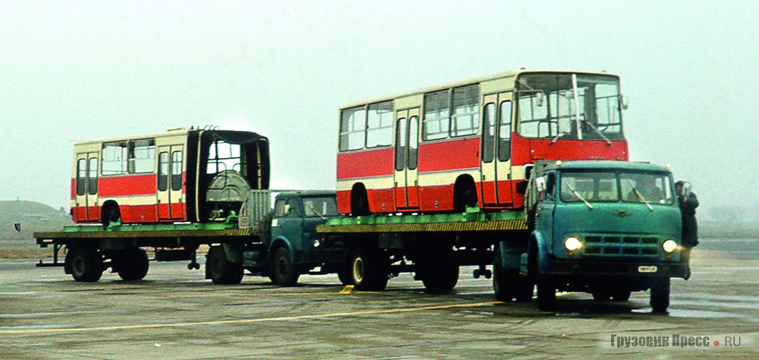 Доставка троллейбуса Ikarus 280T3 в аэропорт Будапешта, где его погрузили в канадский турбовинтовой самолёт Canadair CL–44 британской грузовой авиакомпании Transmeridian Air Cargo. В качестве седельных тягачей используются советские МАЗ-504В.