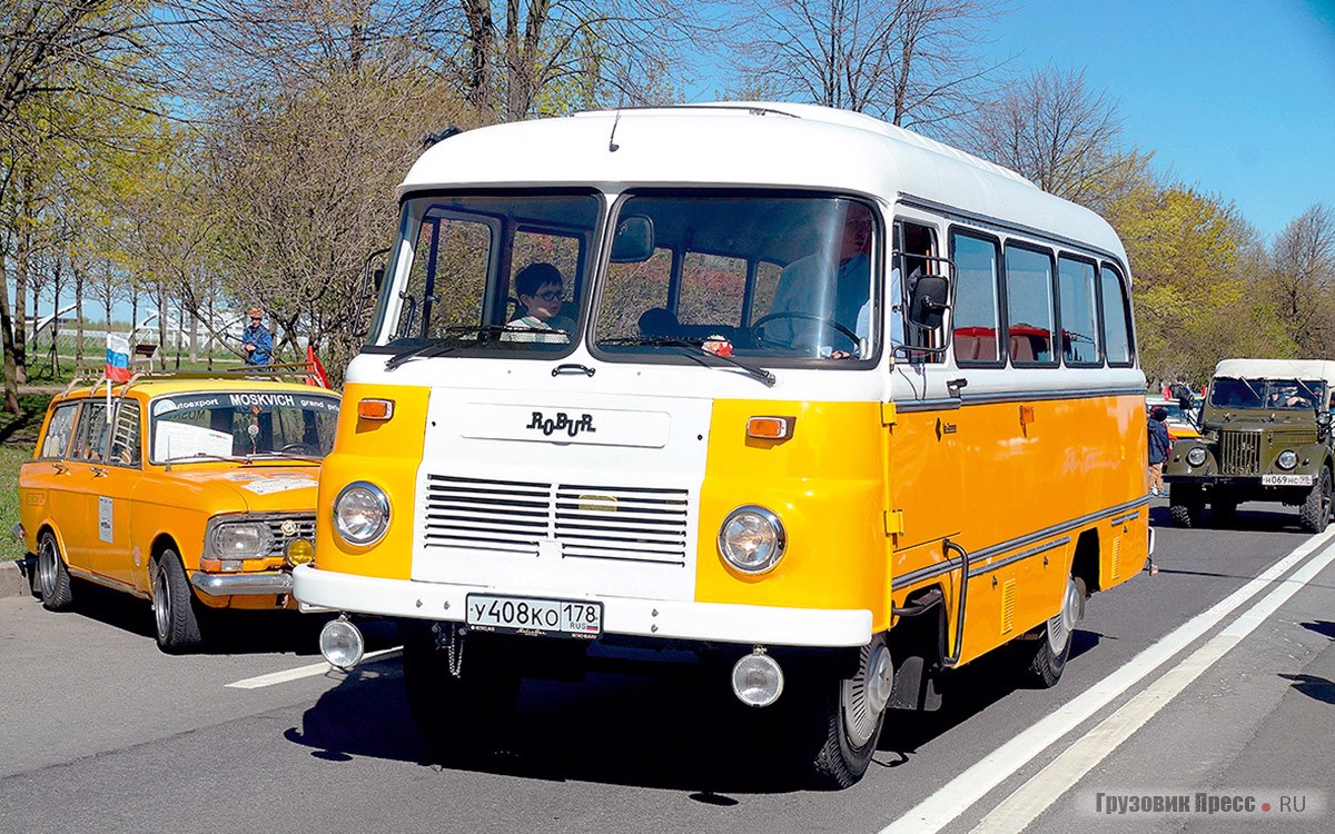 Этот Robur LO 3000 FR родом из ГДР в своих прежних обликах был частым гостем петербургских мероприятий – но теперь вышел в свет уже перерождённым. За минувшие годы автобус прошёл долгую, масштабную и дорогую реставрацию в 100% оригинал. Большинство деталей, особенно мелочей, счастливому обладателю пришлось выписывать из Германии.