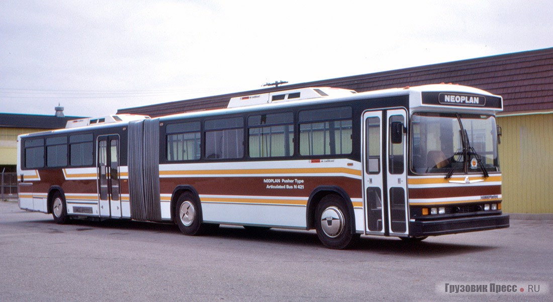  Автобус Neoplan USA N 421, на борту нанесена надпись «Neoplan pusher type Articulated bus N421» – сочлененный автобус Neoplan толкающего типа N421