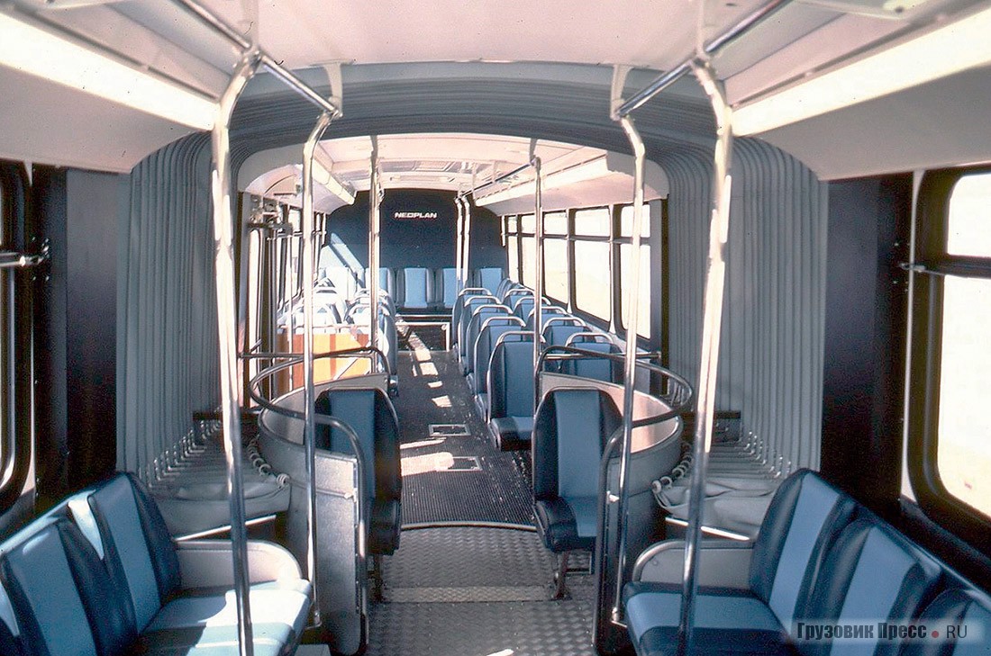 Сильфон автобуса Neoplan USA AN460A с дополнительно установленными сиденья для пассажиров на поворотном круге установлены