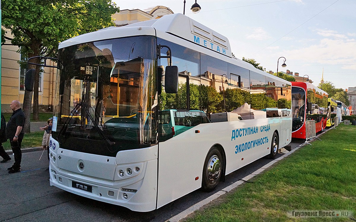 <p><br>Перевозчиков из Ленинградской области и других регионов должен заинтересовать дешёвый городской автобус из Кургана, КАвЗ-4270-82 с низким полом в обеих дверях и дизелем ЯМЗ-536.</p>
<p>По 220-ФЗ такой автобус с длиной, чуть превышающей 10 метров, соответствует большому классу, и его эксплуатация допускается на маршрутах под стандартные 12-метровые городские автобусы.</p><p><br></p>