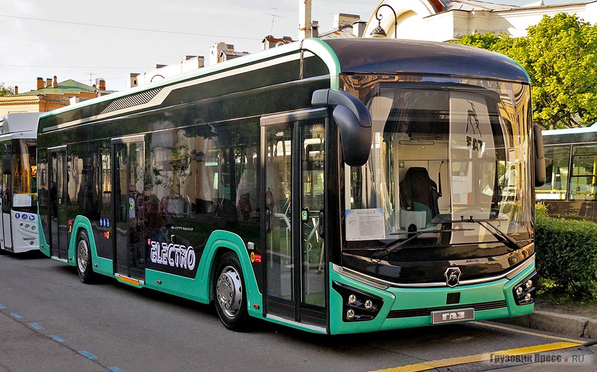 <br>Ещё одна новинка 2022 года, приехавшая и на фестиваль в 2023-м – ликинский электробус e-Citymax 12. Прямо сейчас на ЛиАЗе строят дизельный автобус в таком кузове нового поколения, который получит и новый дизельный двигатель из Ярославля, который заменит в линейке актуальный 6-цилиндровый ЯМЗ-536. Планируется, что широкой публике большой «Ситимакс» с ДВС покажут осенью.<p><br></p>