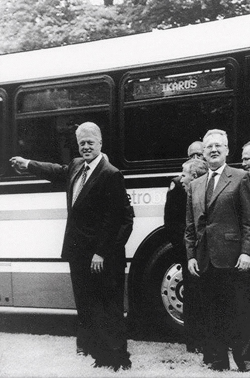  42-й президент США Билл Клинтон и венгерская делегация на лужайке у Белого Дома на фоне автобуса Ikarus 436.