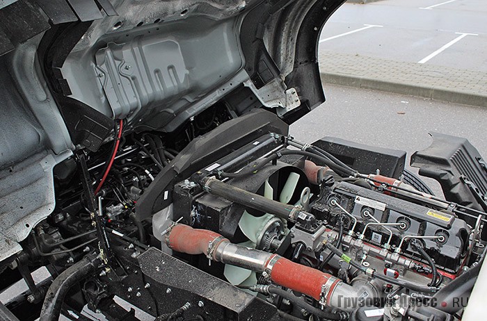 Лицензионный двигатель JAC-Cummins B4.5 EV210 зарекомендовал себя неплохо, доступ для его обслуживания удобный благодаря тому, что кабина откидывается на большой угол. Этот мотор путешествует и перевоплощается не менее, чем в дюжине грузовиков разных марок и моделей!