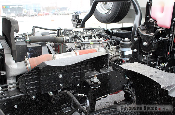 Лицензионный двигатель JAC-Cummins B4.5 EV210 зарекомендовал себя неплохо, доступ для его обслуживания удобный благодаря тому, что кабина откидывается на большой угол. Этот мотор путешествует и перевоплощается не менее, чем в дюжине грузовиков разных марок и моделей!