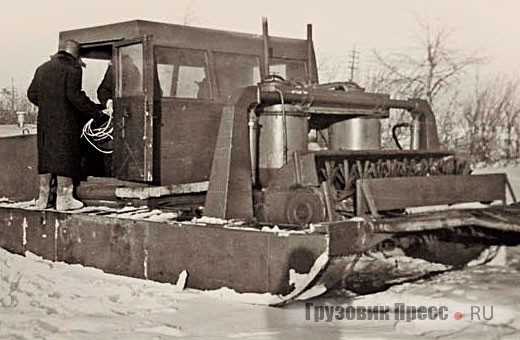 Разрыхлительно-подогревающий агрегат СУМ-ГПИ-39 в составе комплекса для разработки снега СУМ-ГПИ-39-40. 1962 г.