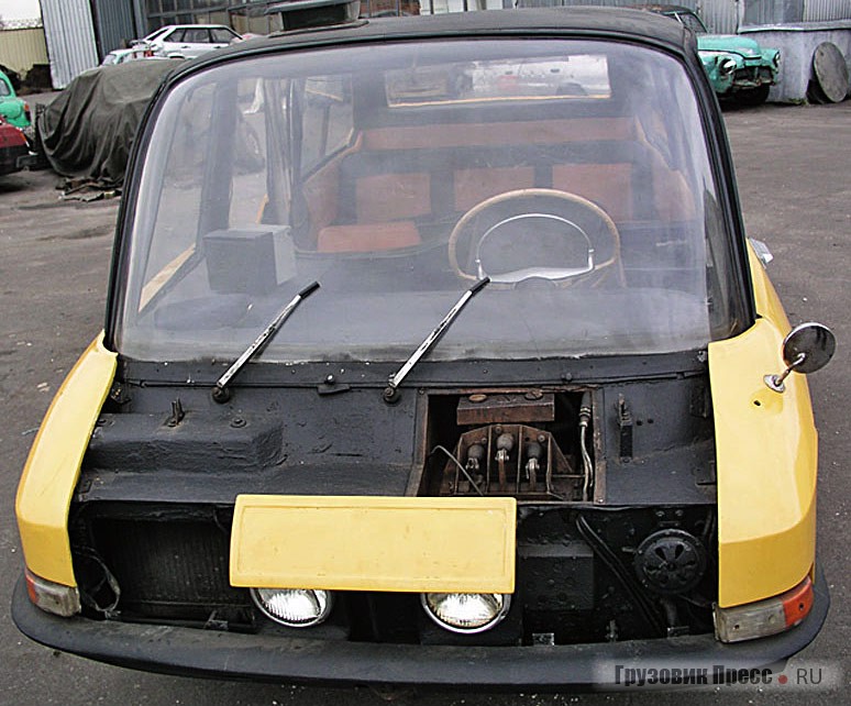 Машина со снятым передним капотом и крышкой педального узла