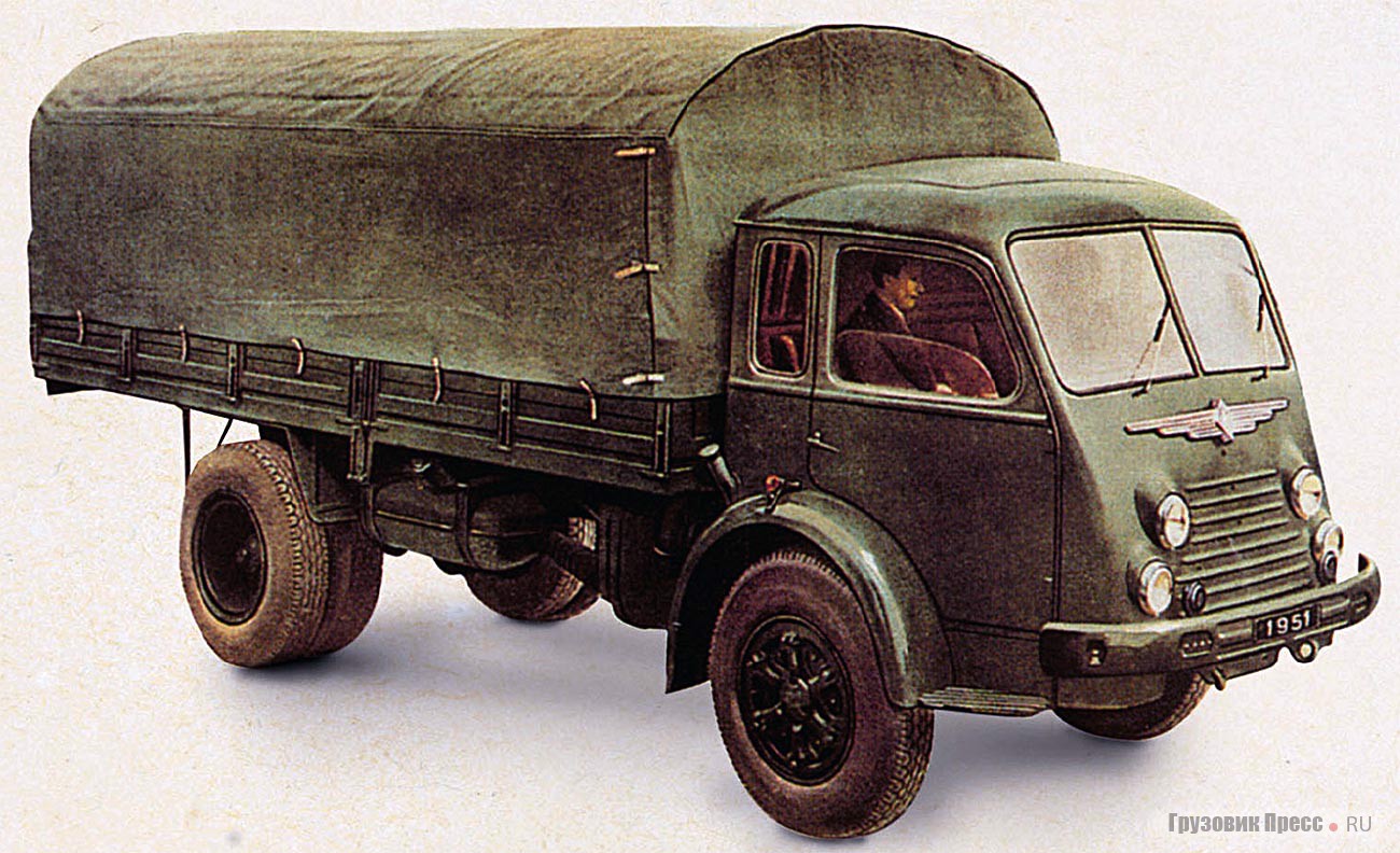 Среднетоннажный грузовик Renault с горизонтальным дизелем, расположенным под полом платформы в базе. 1950 г.