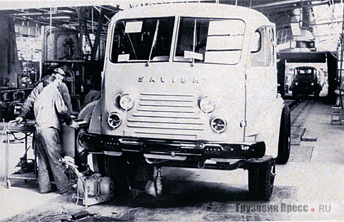 Грузовик SAVIEM сходит с конвейера. 1956 г.