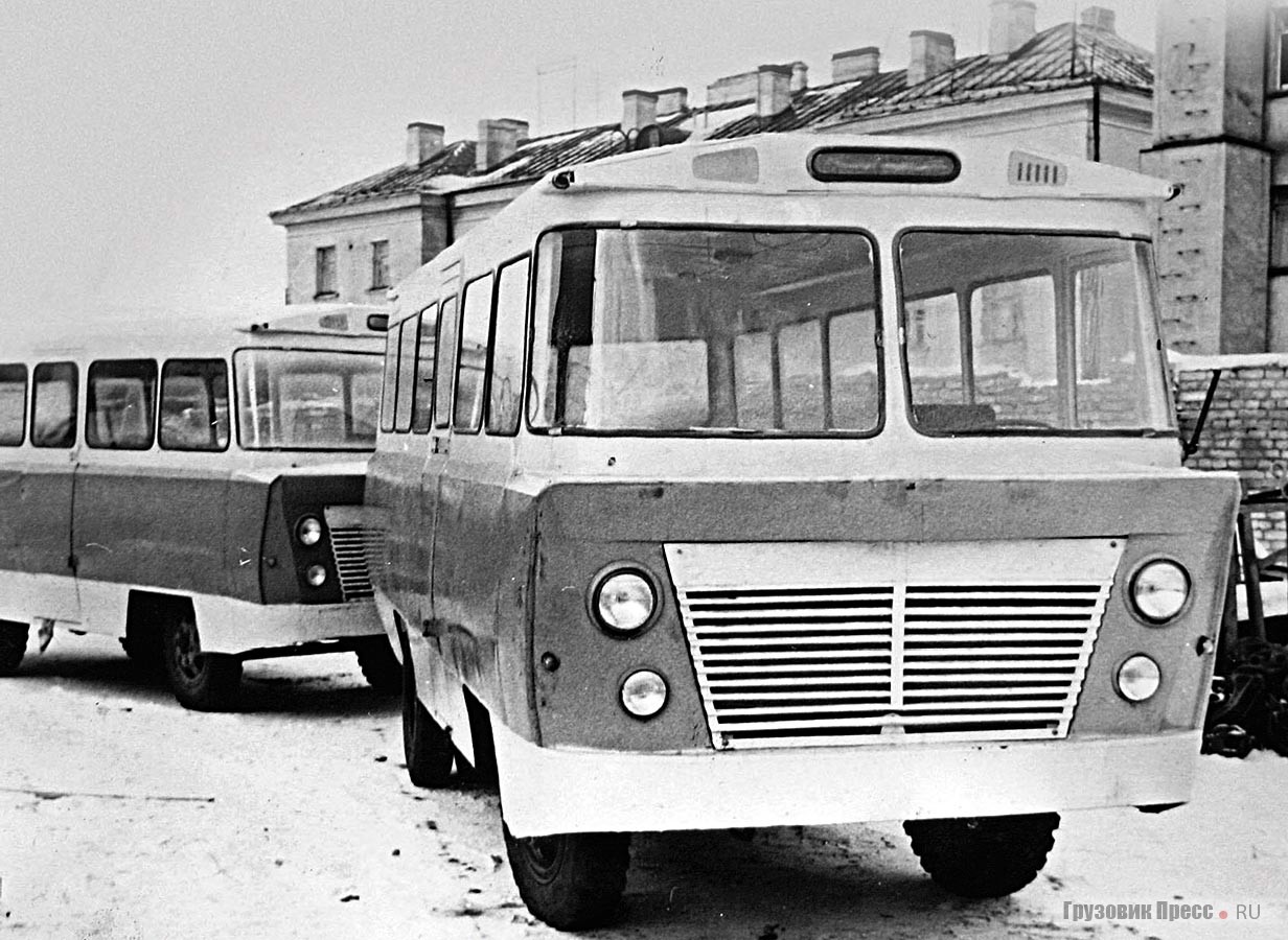 Партия первых автобусов П-1АГ во дворе завода