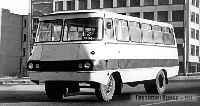 Новый автобус ПАГ-2М проходил испытания на Дмитровском полигоне в августе 1972 года