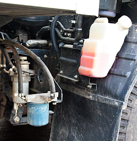 Топливные фильтры и расширительный бачок системы охлаждения расположены за правым передним колесом и ничем не прикрыты от грязи