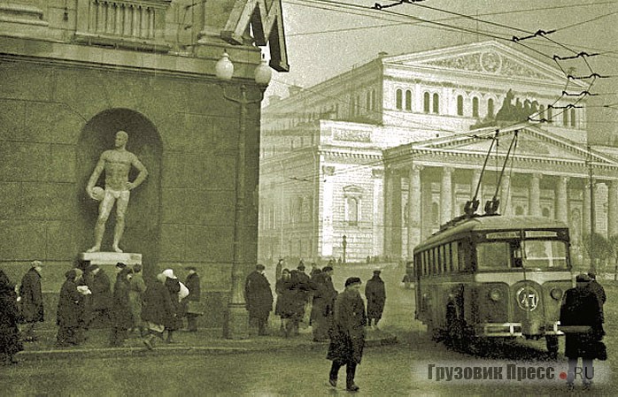 ЛК-2 возле входа на станцию м. «Охотный Ряд» (позднее «Имени Кагановича» и «Проспект Маркса»)