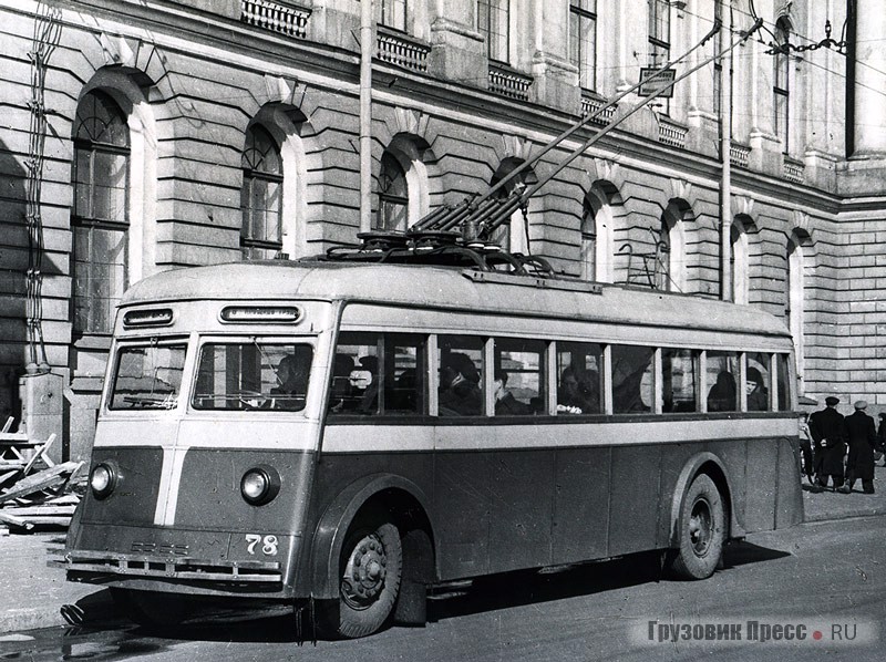 Троллейбус ЯТБ после прохождения КВР в Ленинграде. 1947 г.