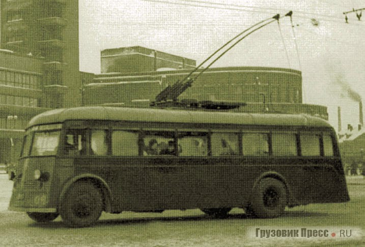 Один из первых троллейбусов ЯТБ-1 на улице Ленинграда. 1937 г.