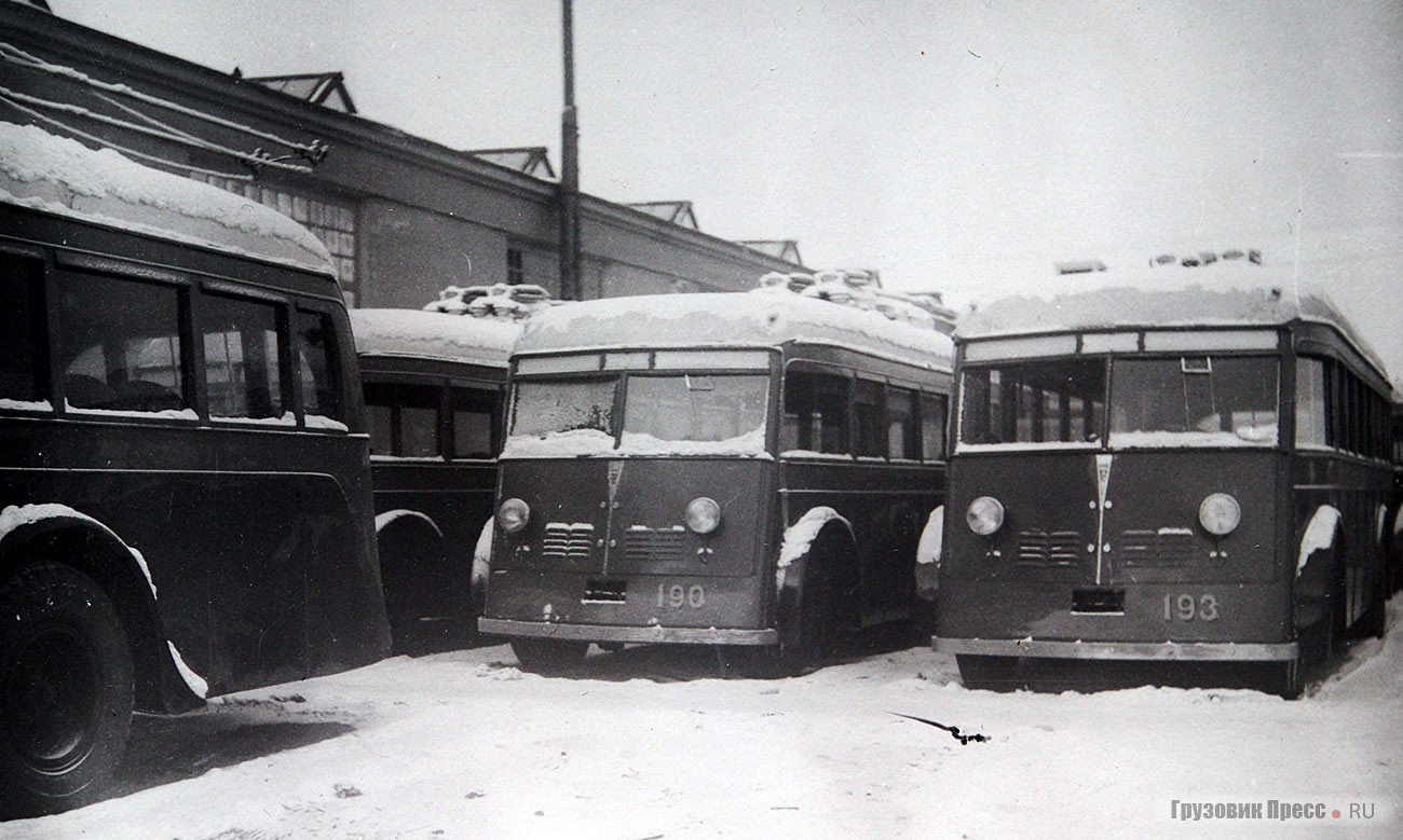Из 239 троллейбусов Москвы в начале 1941 г. основу парка составляли ЯТБ-1 и в первую же зиму большинство ЯТБ встало «под забор» из-за многочисленных поломок. Самая большая стоянка нерабочих троллейбусов была в Ольховском тупике в Москве.