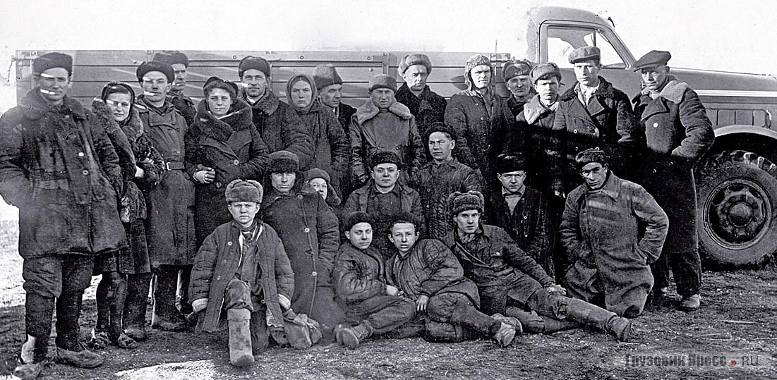 Коллектив создателей ульяновского ЗИС-253 у обновленной машины, побывавшей в НАМИ. Ульяновск, 1944–1945 гг.