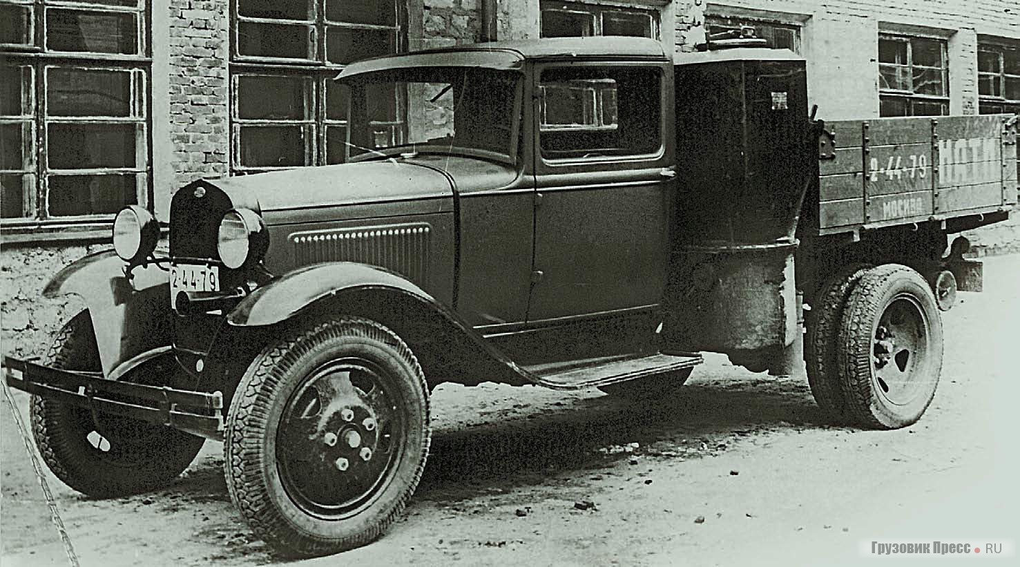 Предсерийный образец газогенераторного ГАЗ-42, работавший на древесных чурках. 1939 г.
