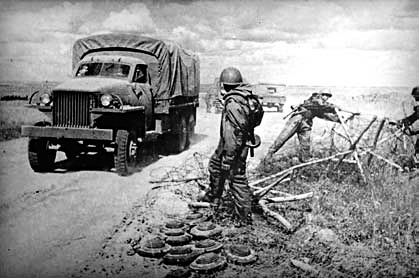 Studebaker. 1944 г. Рядом работают саперы