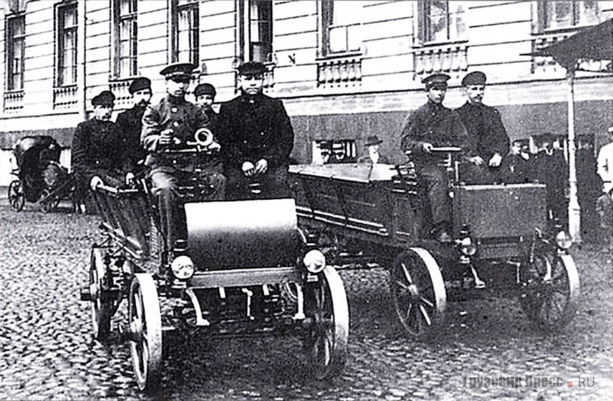 Грузовые автомобили «Фрезе 8 л.с.» – участники военных учений под Курском, 1902 г.