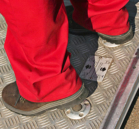 Управлять грузоподъемным бортом можно и стоя на самом борту, нажимая встроенные кнопки управления каблуками ботинок