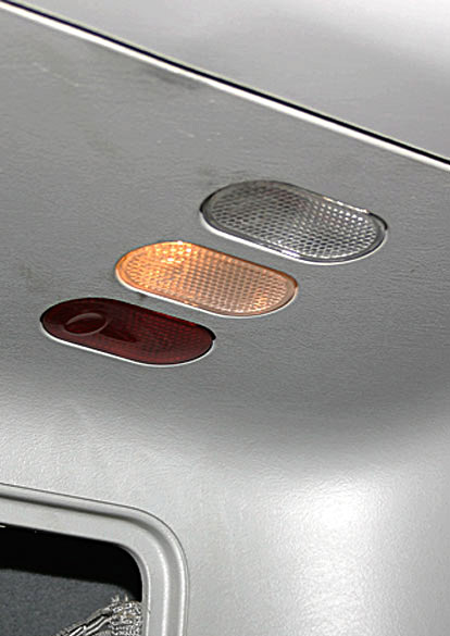 Над водителем и пассажиром расположена «люстра» из трех огней: белая дежурная подсветка, яркий белый свет и красный «ночник»