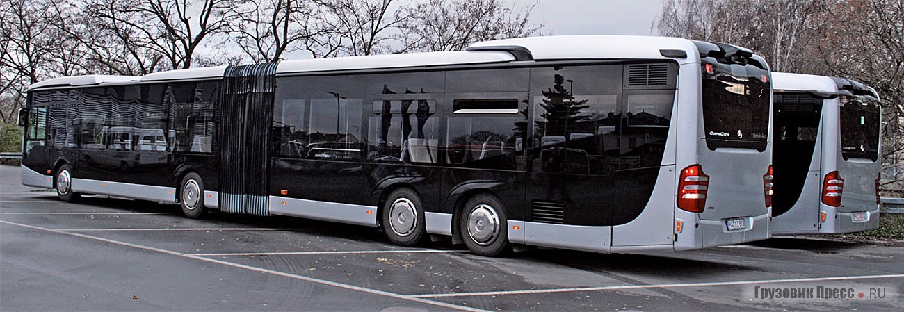 Корма самого длинного городского автобуса Mercedes-Benz выглядит очень стильно: дизайнеры едят свой хлеб не зря