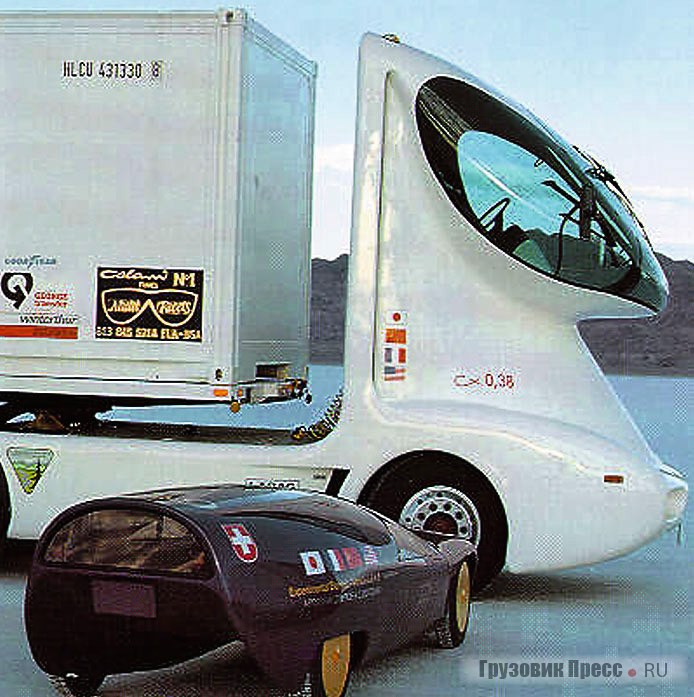 Первоначальный вариант того же грузовика. Фото сделано на соленом озере Бонневиль в США во время демонстрационного пробега в 1981 г.