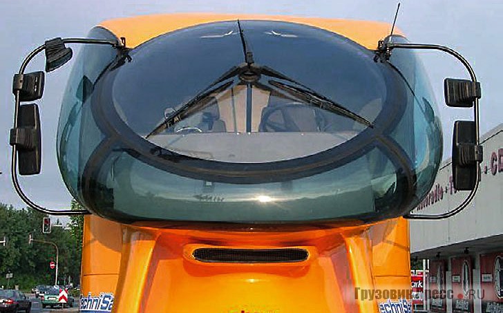 Фирменная черта всех аэрогрузовиков Колани – роторный стеклоочиститель собственной конструкции с тремя щетками, закрепленный на внутреннем пилоне