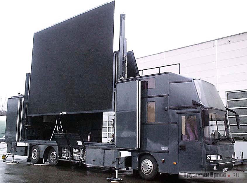На шасси Scania смонтированы гигантские телевизоры