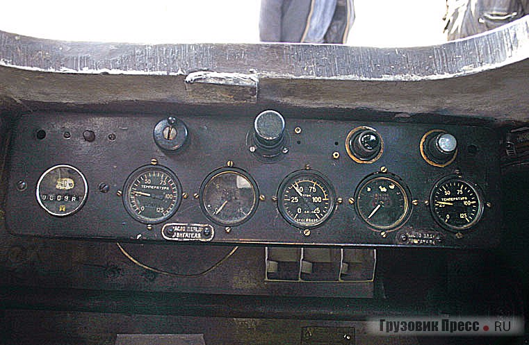 Комбинация приборов Т-70 такая же, как и на военных «полуторках» горьковского автозавода