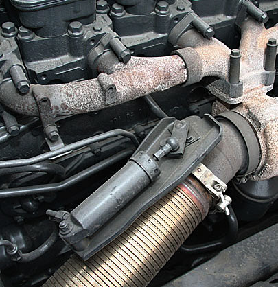 Гидропривод заслонки моторного тормоза на выпускном коллекторе двигателя