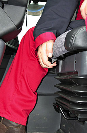 Рычажком под передней кромкой сиденья регулируется глубина подушки относительно спинки (п. 3)