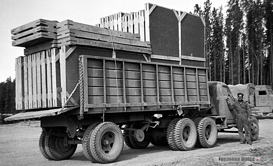 Studebaker US6х4 (U6) со штатным 7-тонным полуприцепом с металлическими бортами на Аляскинском шоссе. Снимок ориентировочно 1943 г., из частного архива