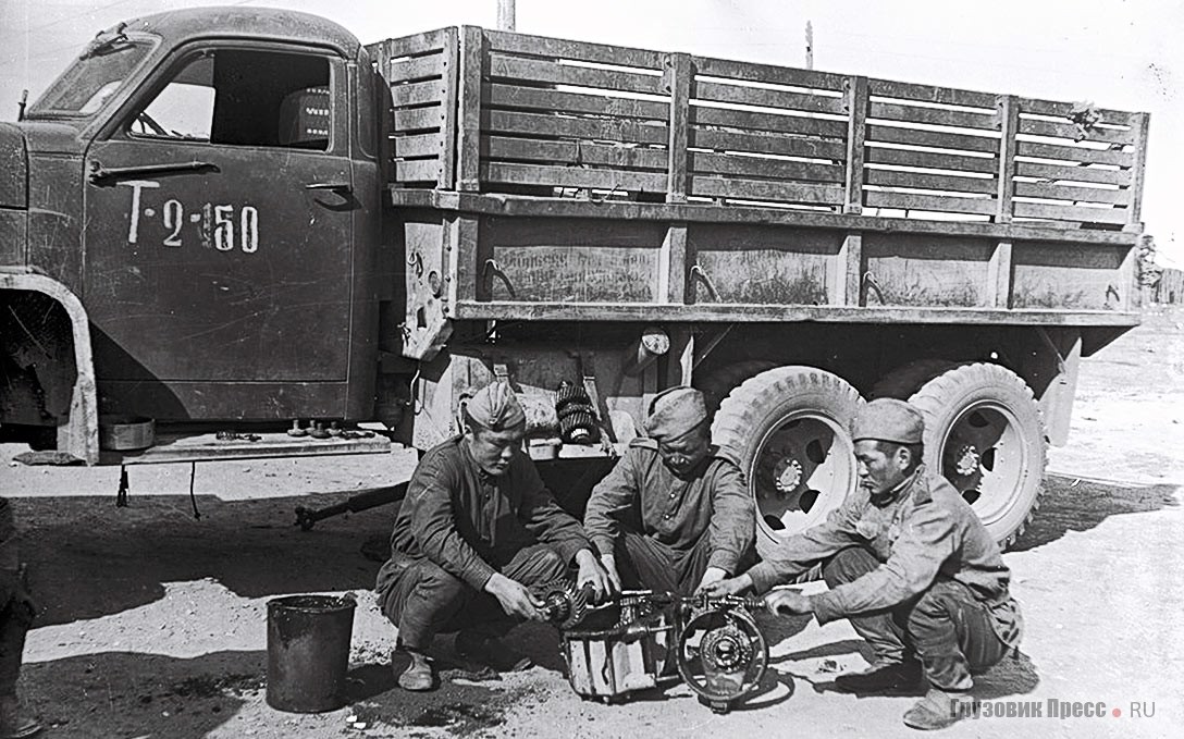 Ремонт Studebaker US6x4 в Монгольской Народной Армии. Автомобиль сочетает в себе кузов 1942 г. выпуска и кабину, изготовленную в 1944–1945 гг.